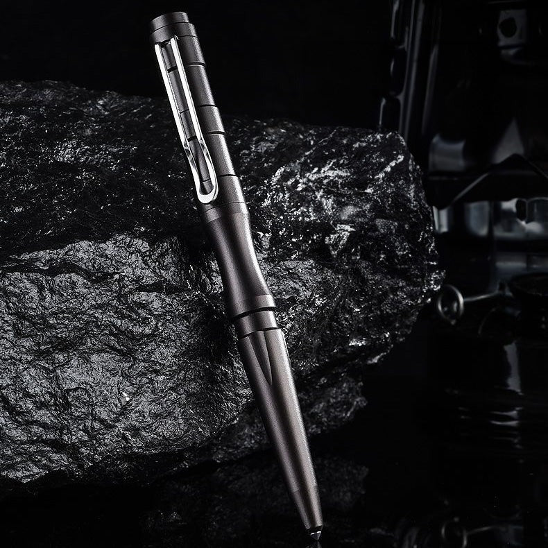 Self-defense pen, a portable close-range self-defense tool